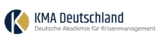 Logo der KMA Deutschland – Deutsche Akademie für Krisenmanagement mit stilisiertem „K“-Symbol in Blau und Gold sowie Schriftzug „KMA Deutschland – Deutsche Akademie für Krisenmanagement“.