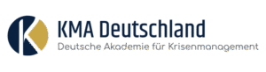 Logo der KMA Deutschland – Deutsche Akademie für Krisenmanagement mit stilisiertem „K“-Symbol in Blau und Gold sowie Schriftzug „KMA Deutschland – Deutsche Akademie für Krisenmanagement“.